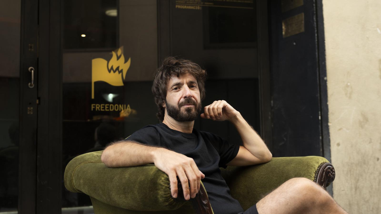 Coque Sánchez, delante de la puerta del Freedonia, en el Raval.
