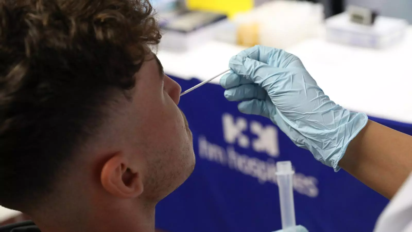 Un sanitari realitza un test d'antígens.