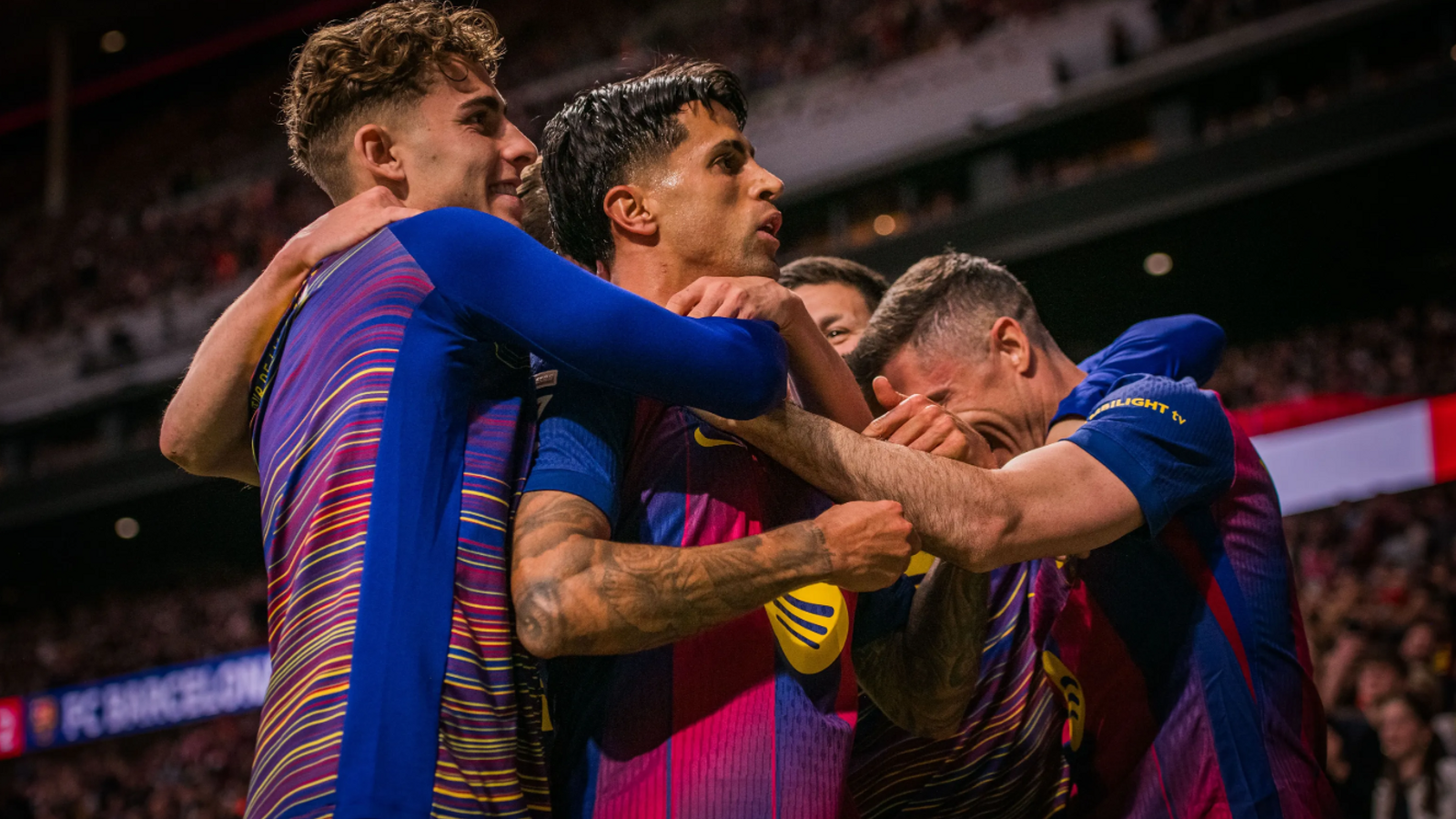 Cancelo, rodeado de sus compañeros, por la acción decisiva contra el Atlético de Madrid que acabó con el gol de Lewandowski