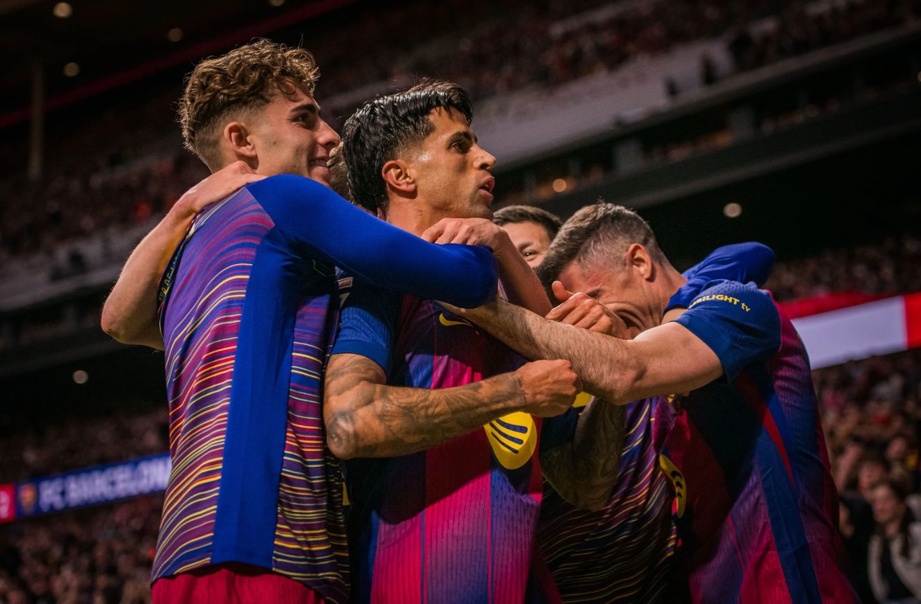 Cancelo, envoltat dels seus companys, per l'acció decisiva contra l'Atlètic de Madrid que va acabar amb el gol de Lewandowski