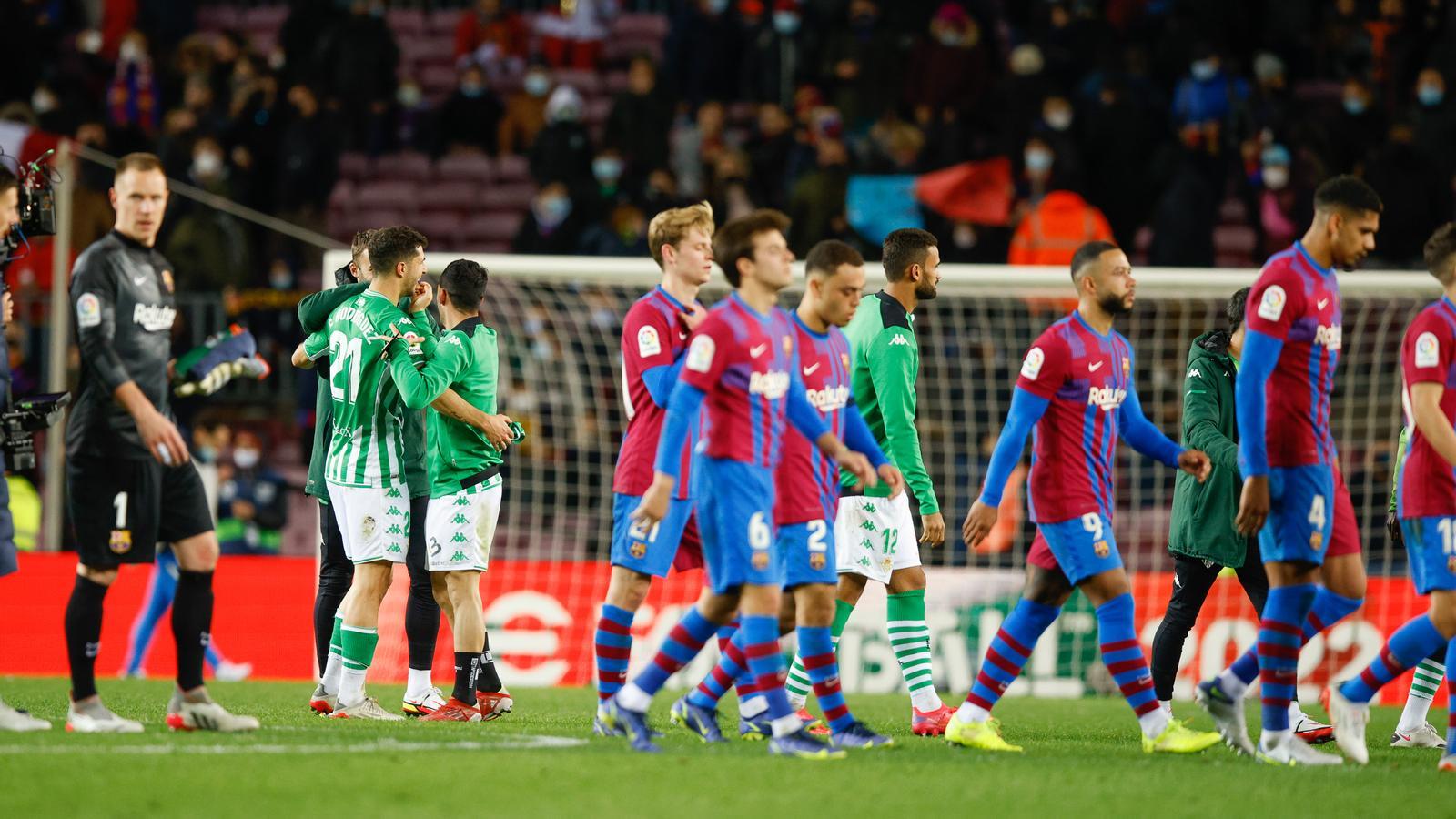 Els jugadors del Barça, capcots després de perdre contra el Betis.