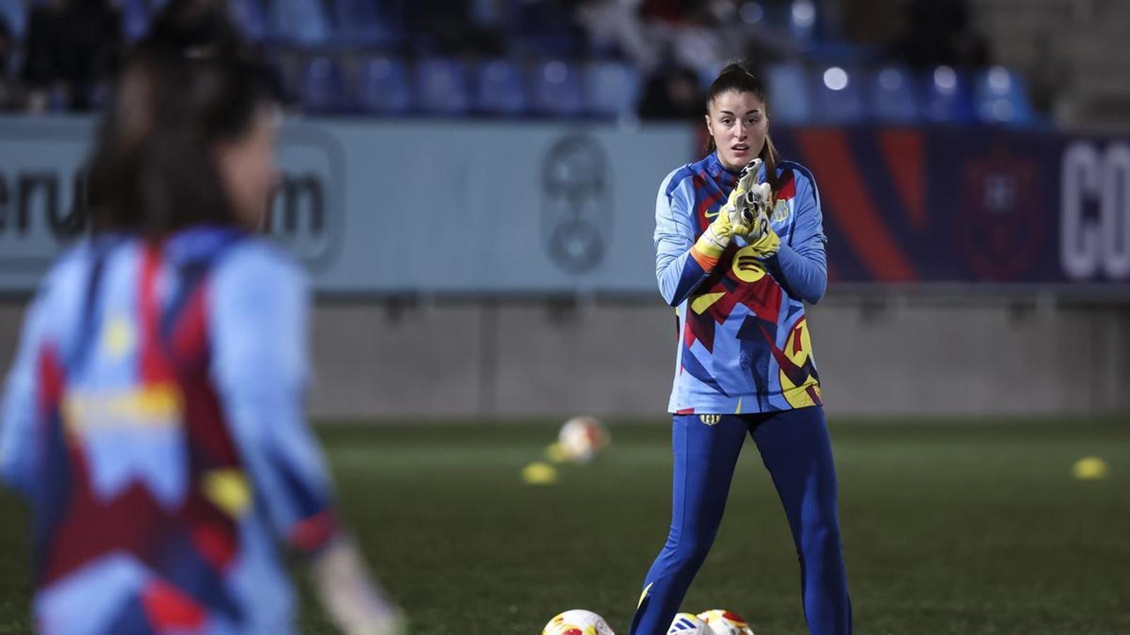 Txell Font durante el calentamiento en el estadio Municipal de Badalona antes de la ida de las semifinales de la Copa de la Reina