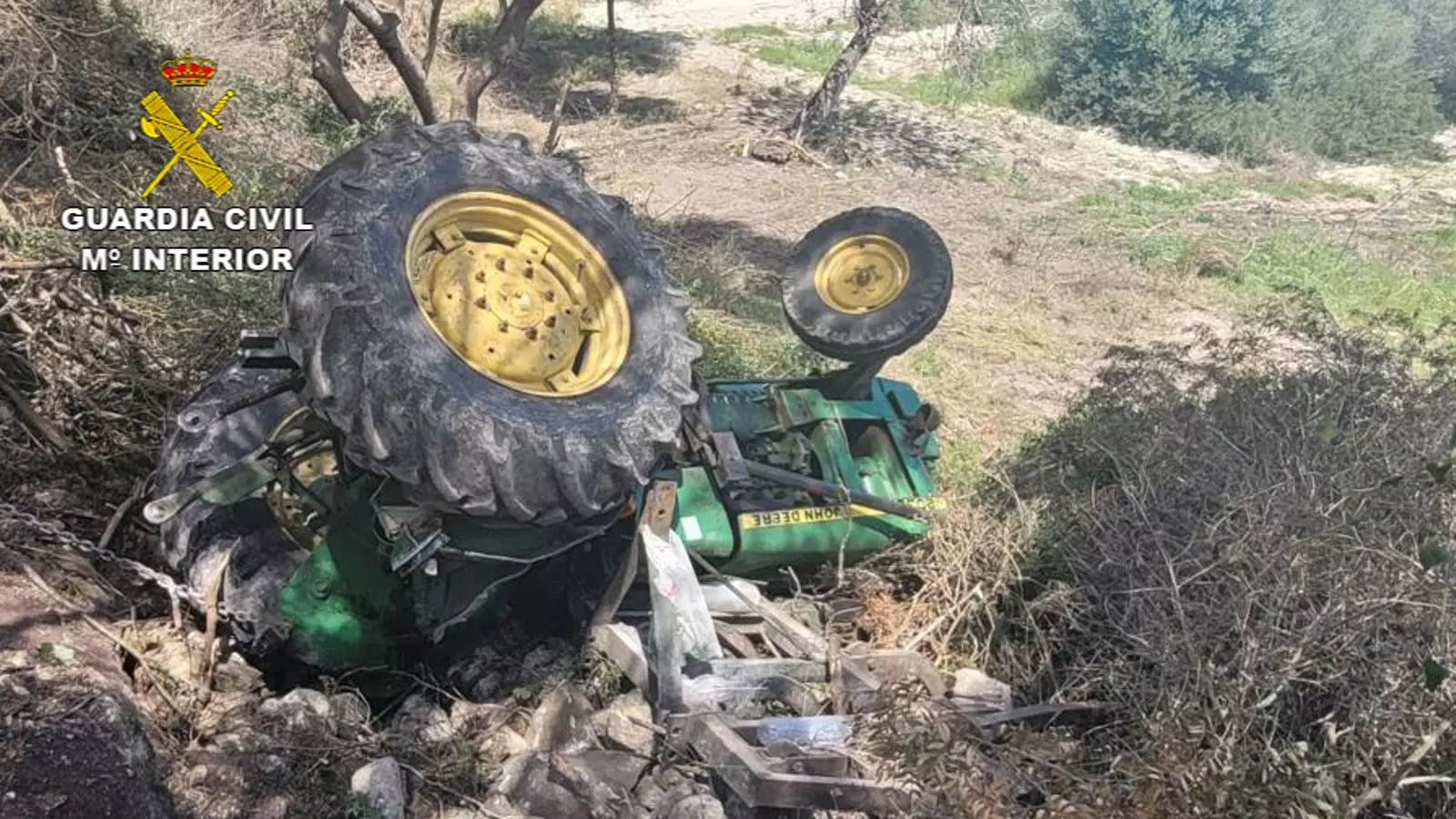 El tractor bolcat a Sant Joan, el mes d'abril.