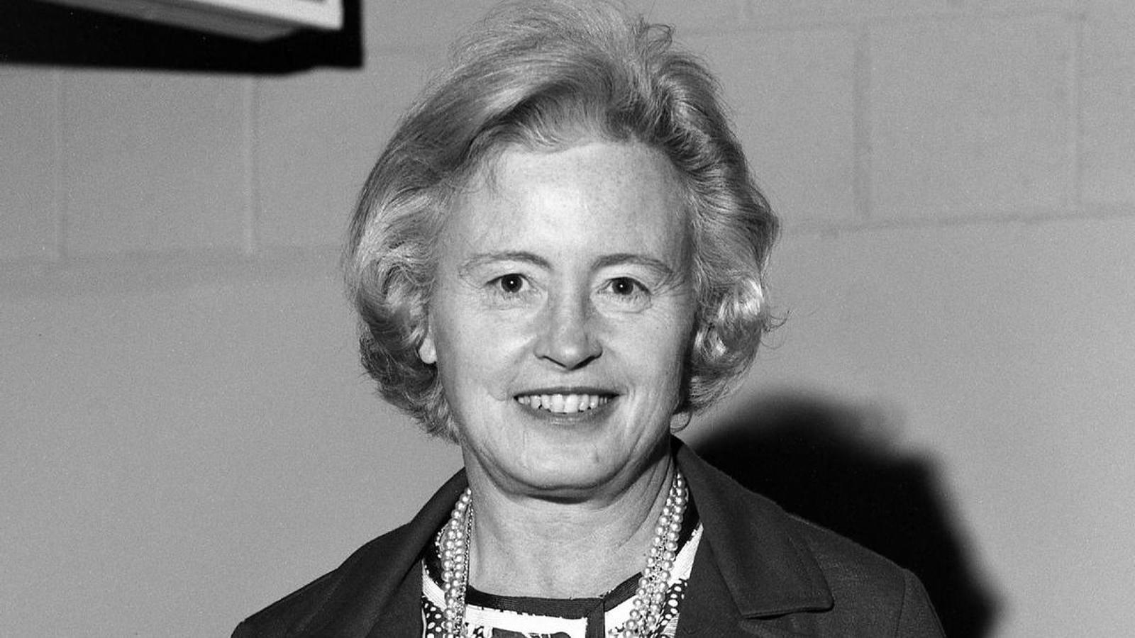 Retrato de la astrofísica Margaret Burbidge durante una conferencia como invitada en el departamento de Física del Mount Holyoke College, la primavera de 1974.