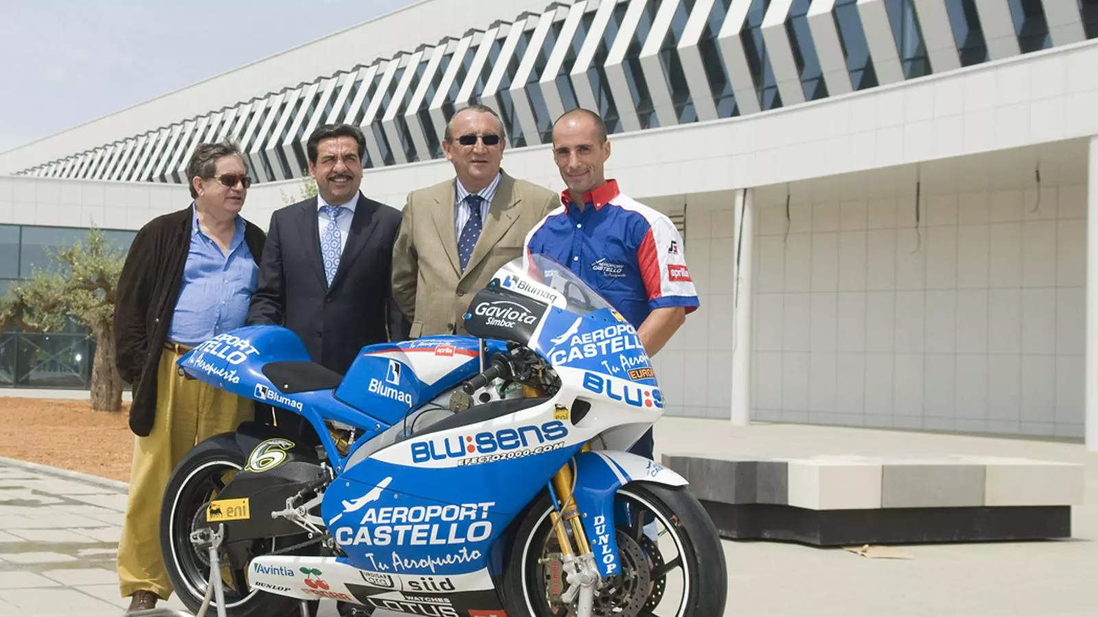 El pilot Álex Debón, junt al llavors president de la Diputació de Castelló, Carlos Fabra, en una imatge de l'any 2009.