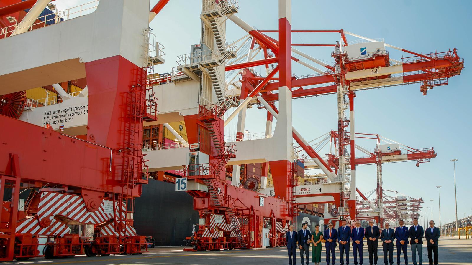 El ministro de Transportes, Óscar Puente; el consejero de Empresa, Miquel Sàmper, y el presidente del Puerto de Barcelona, José Alberto Carbonell, inauguran las dos nuevas grúas de la terminal BEST acompañados de otras autoridades.
