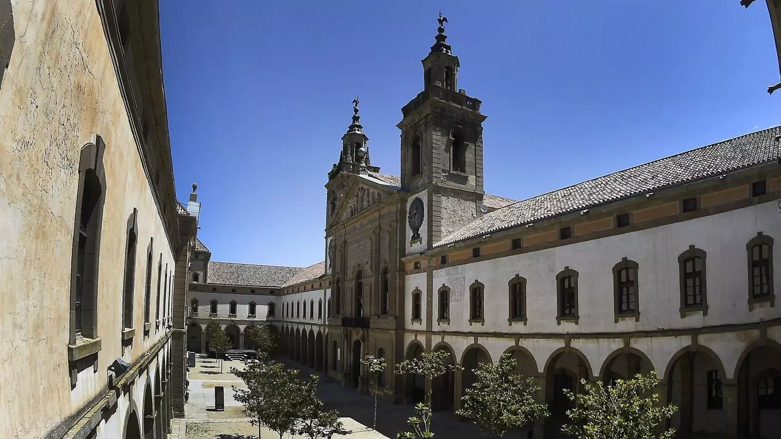 La universitat actualment alberga un IES, una biblioteca, l’Arxiu Comarcal, una seu de l’Institut Francès i la seu de la UNED.