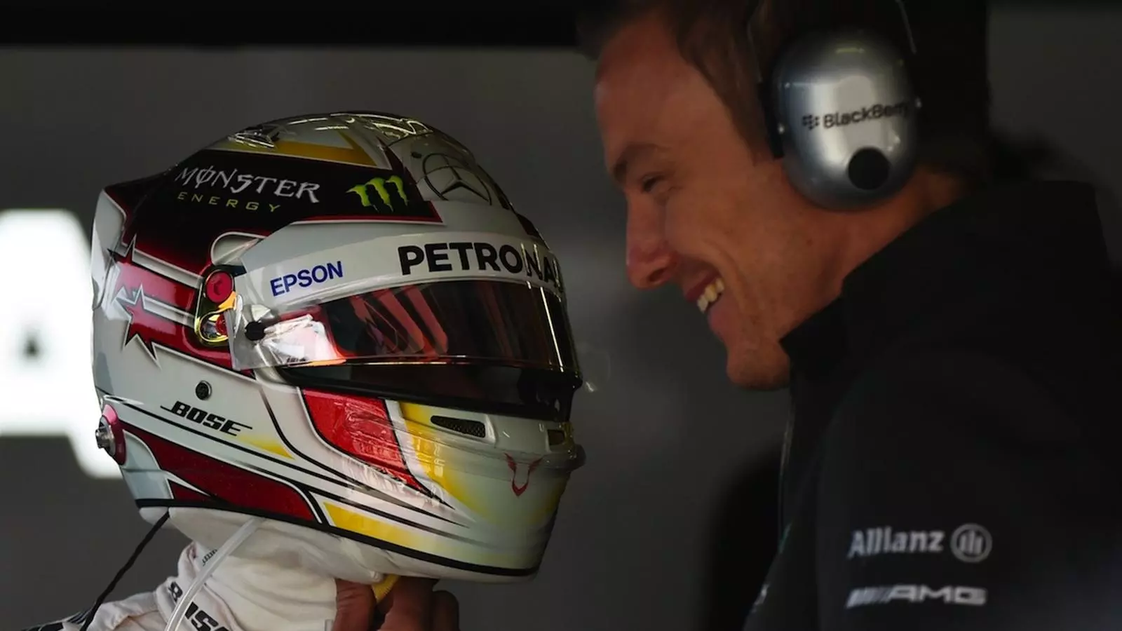 Lewis Hamilton conversa amb un membre de l'equip tècnic de Mercedes / GREG BAKER / AFP