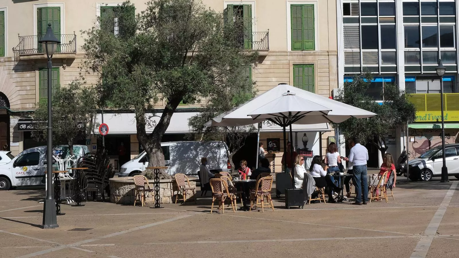Les terrasses tornen a omplir-se el primer dia de la fase 1 a Palma