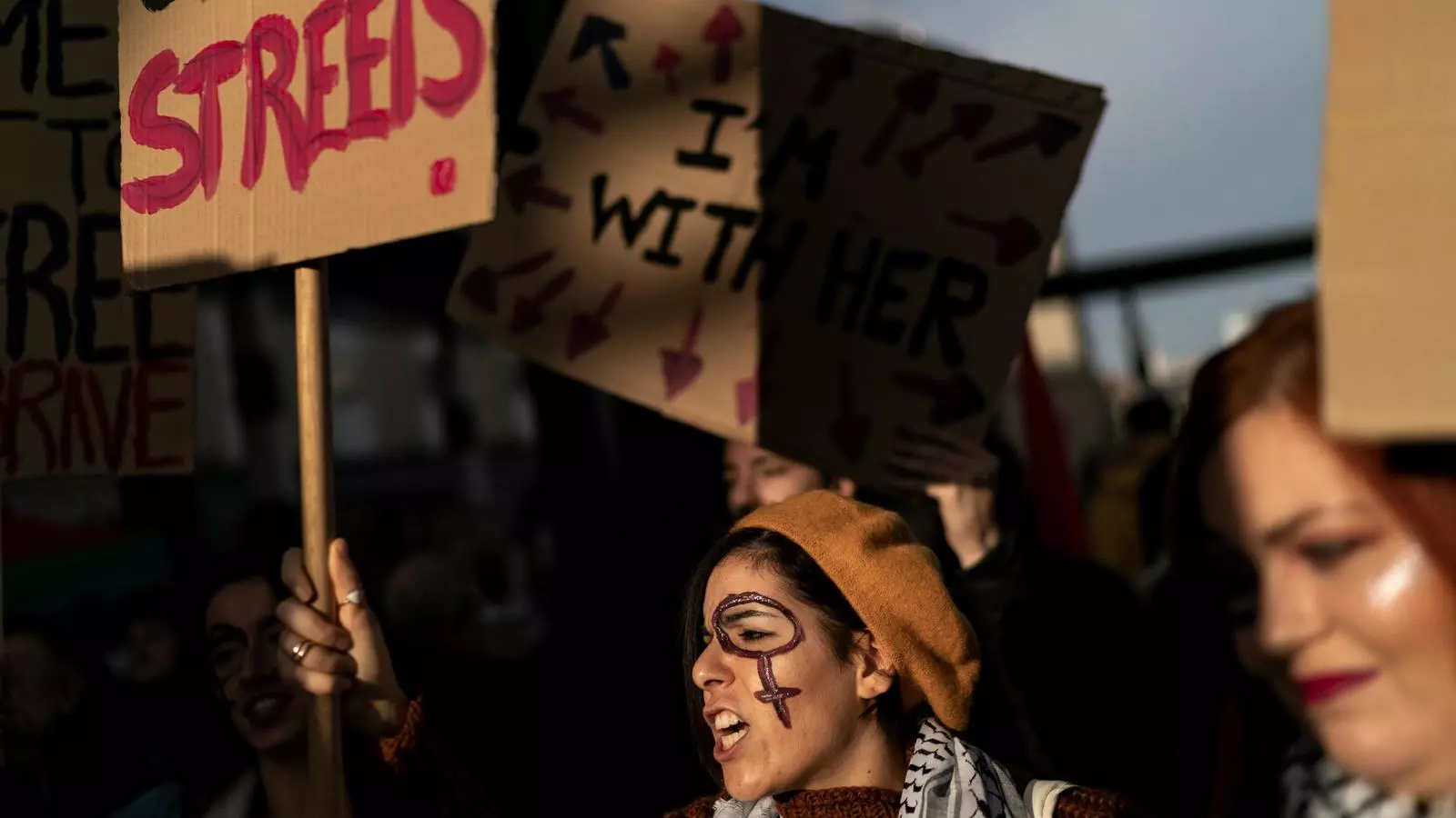 Una dona manifestant-se a Brussel·les contra la violència masclista.
