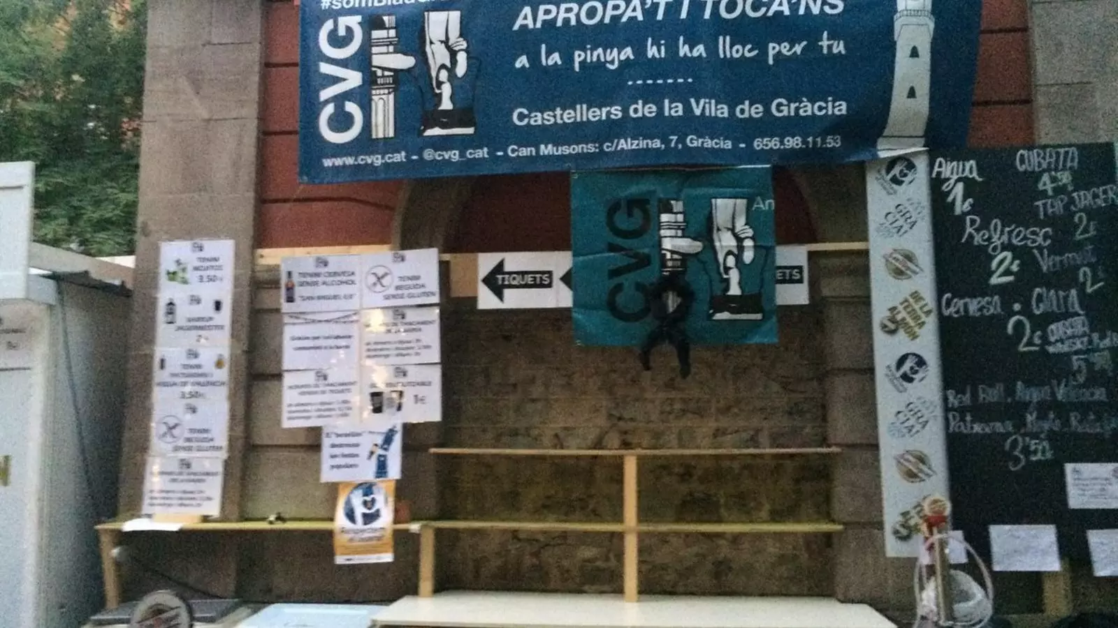 Un crespó negre oneja en el penó dels Castellers de la Vila de Gràcia