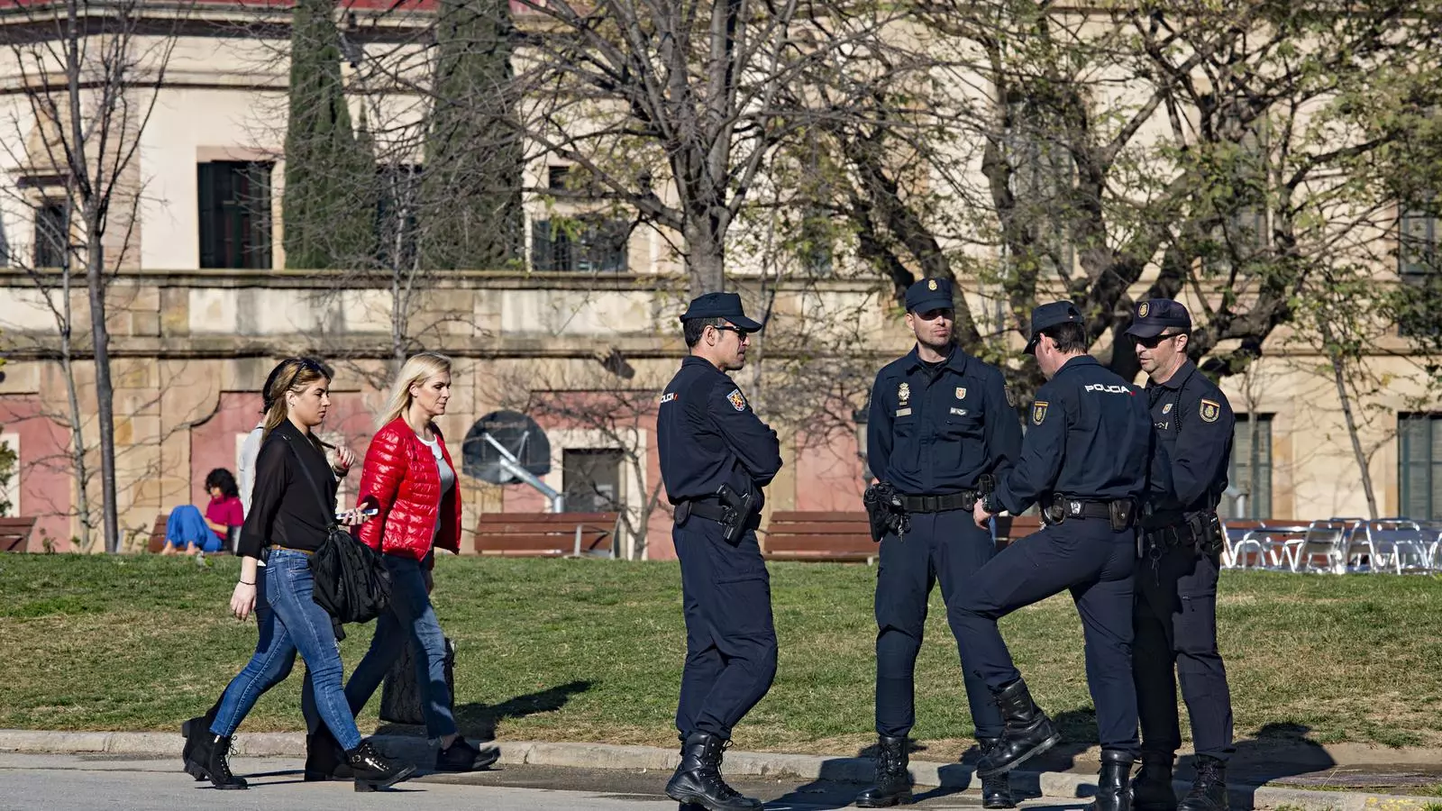 Agents de la Policia Nacional vigilant el Parlament