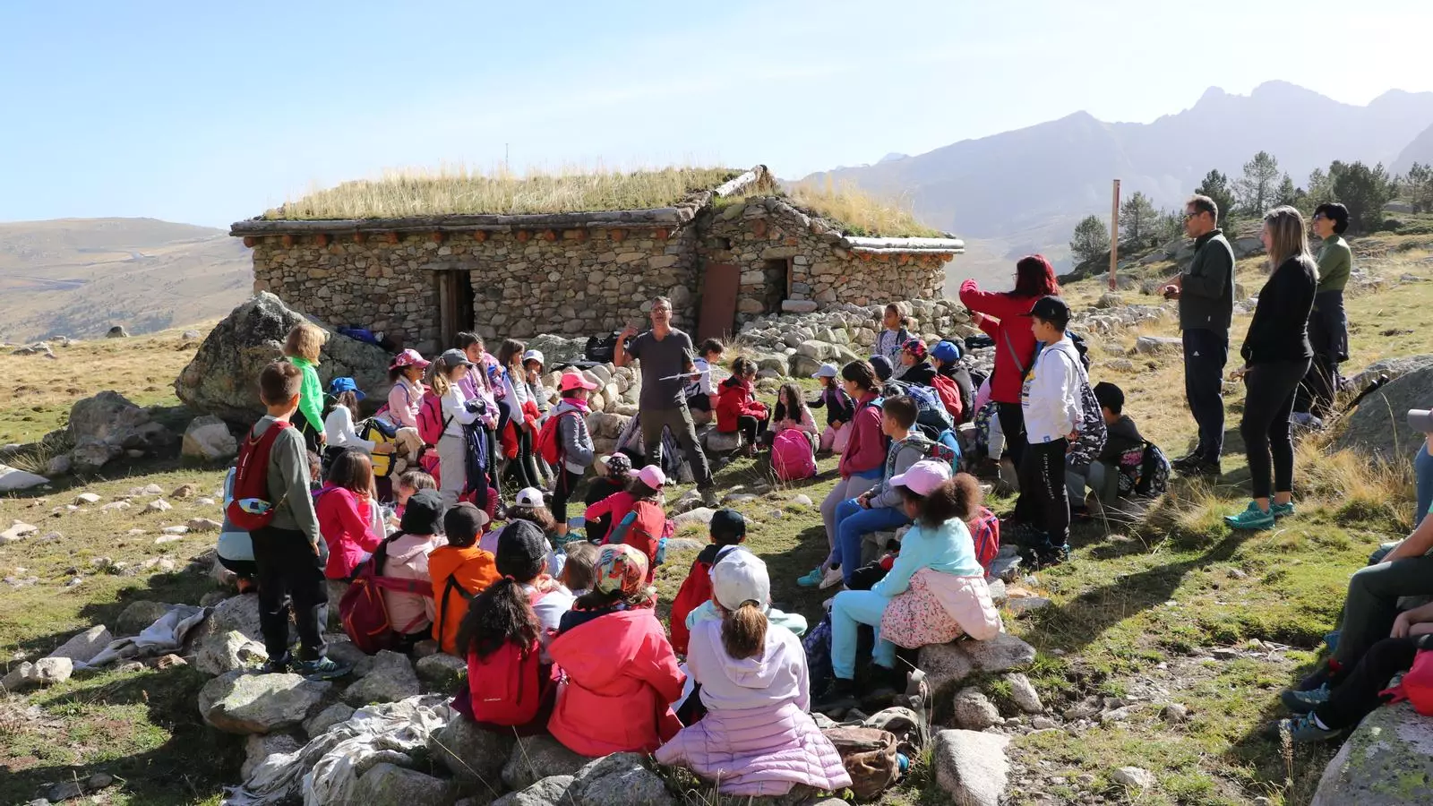 Un moment de la visita que van fer els escolars a l’orri d’Encenrera.