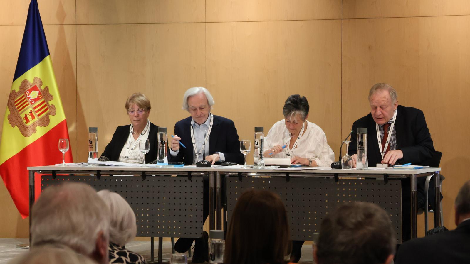 La presidenta de l’associació, Rosa Maria Mandicó, i el secretari, Roland Roblain, durant l'acte.