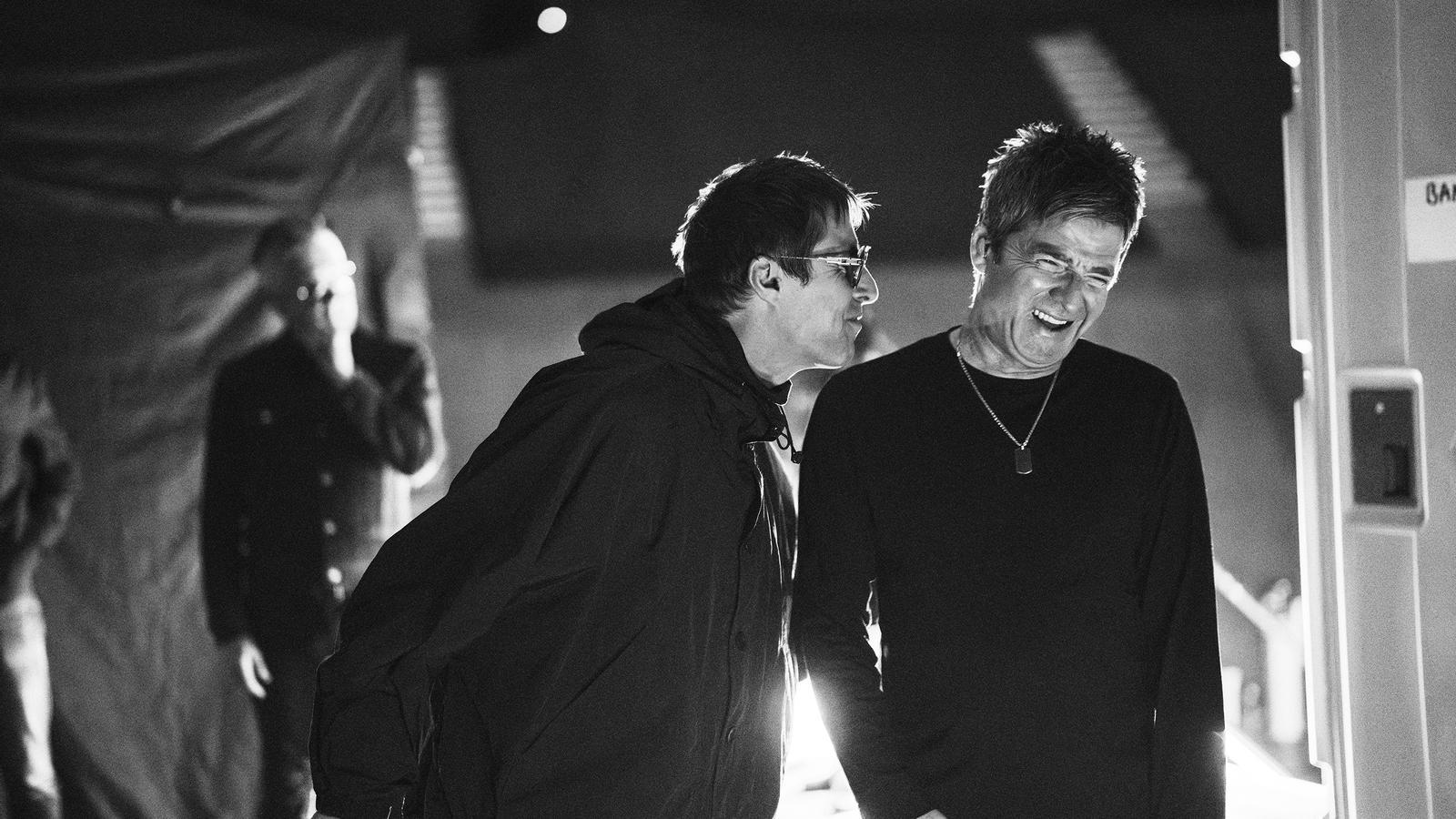 Liam y Noel Gallagher en 'Oasis: Don't look back in anger'.