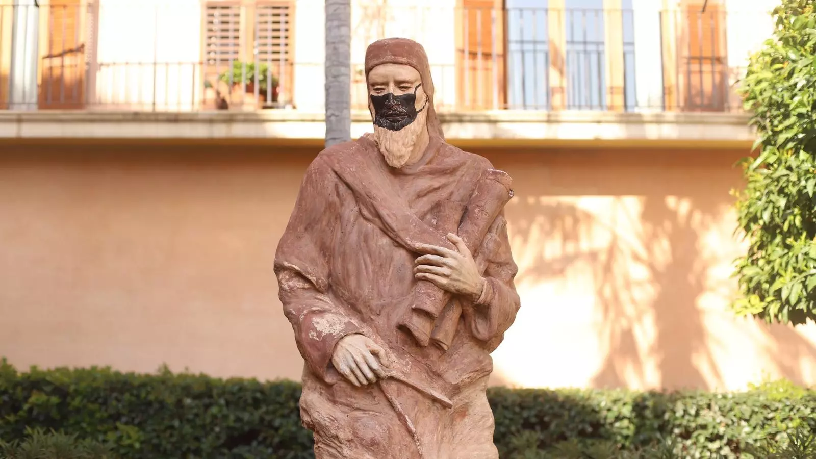 L'escultura de Jafuda Cresques amb la mascareta pintada.