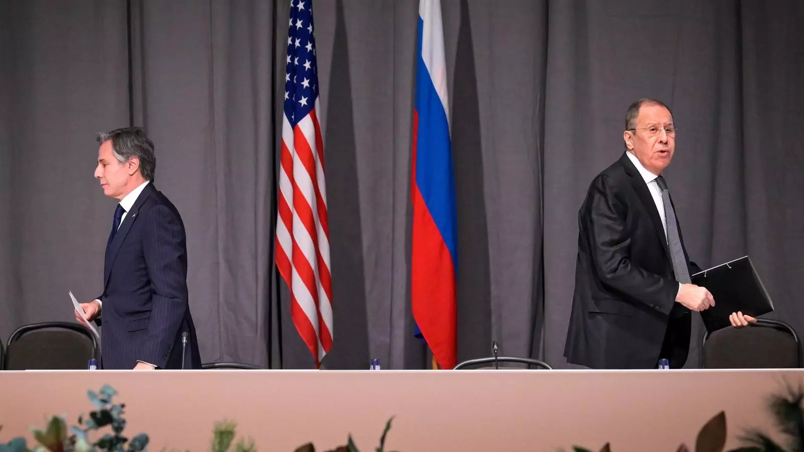 El secretario de Estado de los Estados Unidos, Antony Blinken, se reúne con el ministro de Asuntos exteriores ruso, Sergei Lavrov, durante una reunión de la Organización para la Seguridad y la Cooperación en Europa, Estocolm