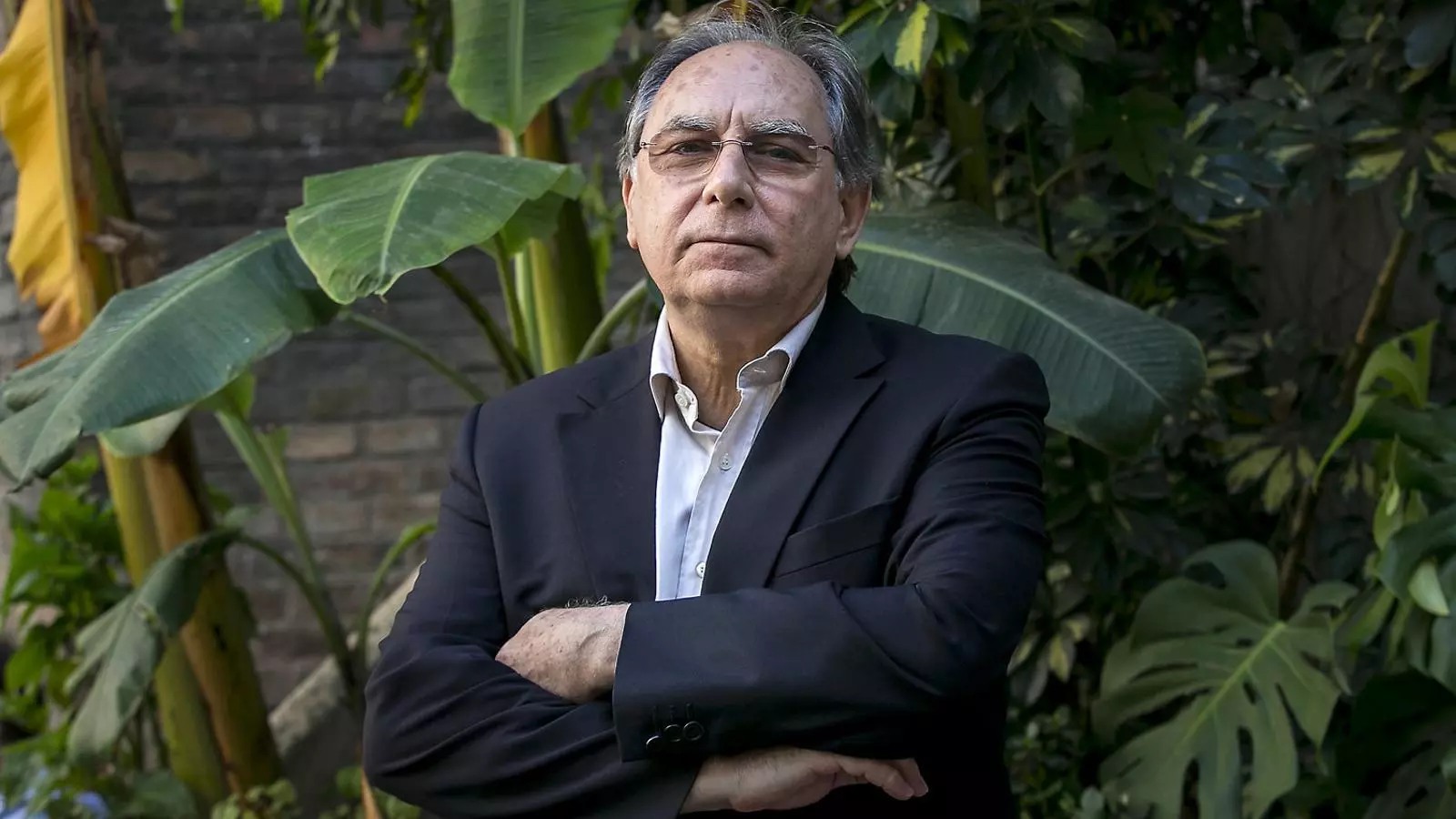 Jordi Coca al pati de la fàbrica Lehmann, on té la seu l’editorial Comanegra. Els ulls dels homes mentiders arriba dos anys després de la seva última novel·la, Califòrnia.