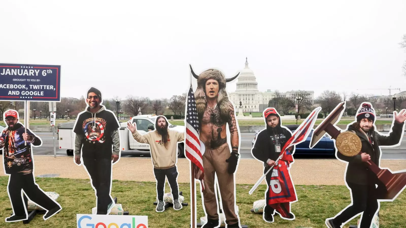 L'organització SumOfUs ha instal·lat una protesta estàtica davant el Capitoli durant la compareixença de Dorsey, Zuckerberg i Pichai al Congrés.