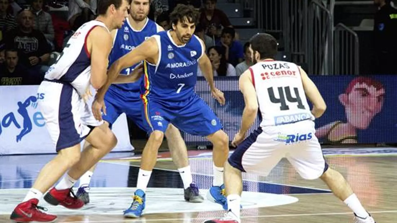 Pepe Pozas (Obradoiro) defensat per Víctor Sada
