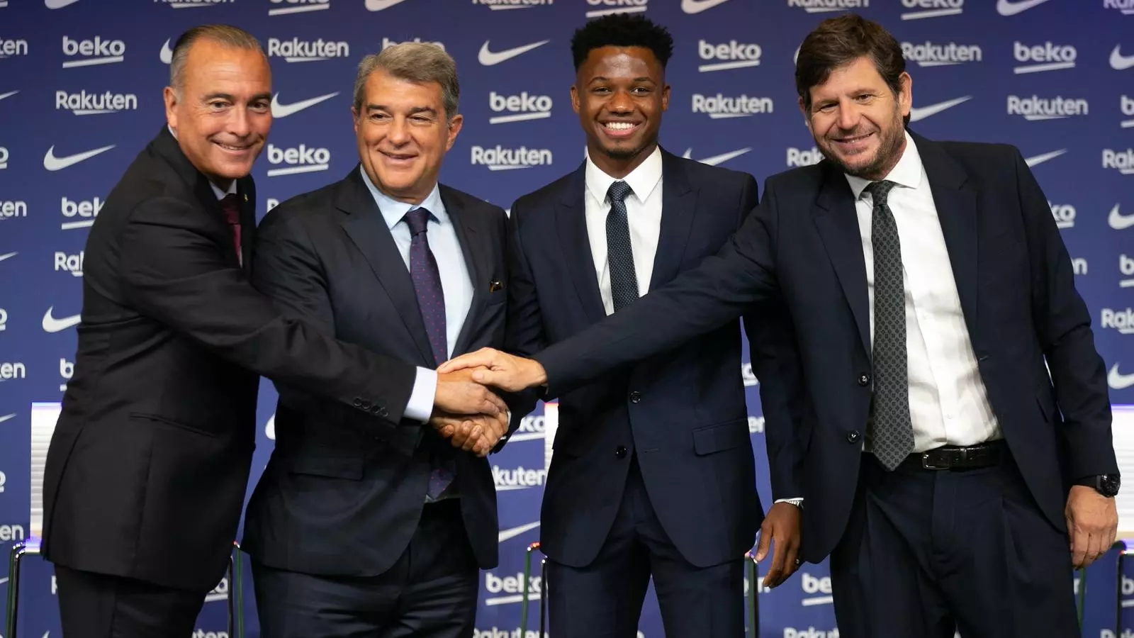 Rafa Yuste, Joan Laporta, Ansu Fati i Mateu Alemany a l'acte de renovació del davanter del Barça.