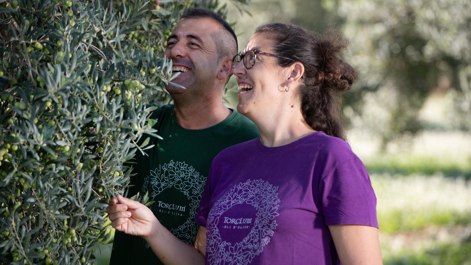 Jordi Pascual y Ester Andreu, elaboradores de Torclum entre sus olivos