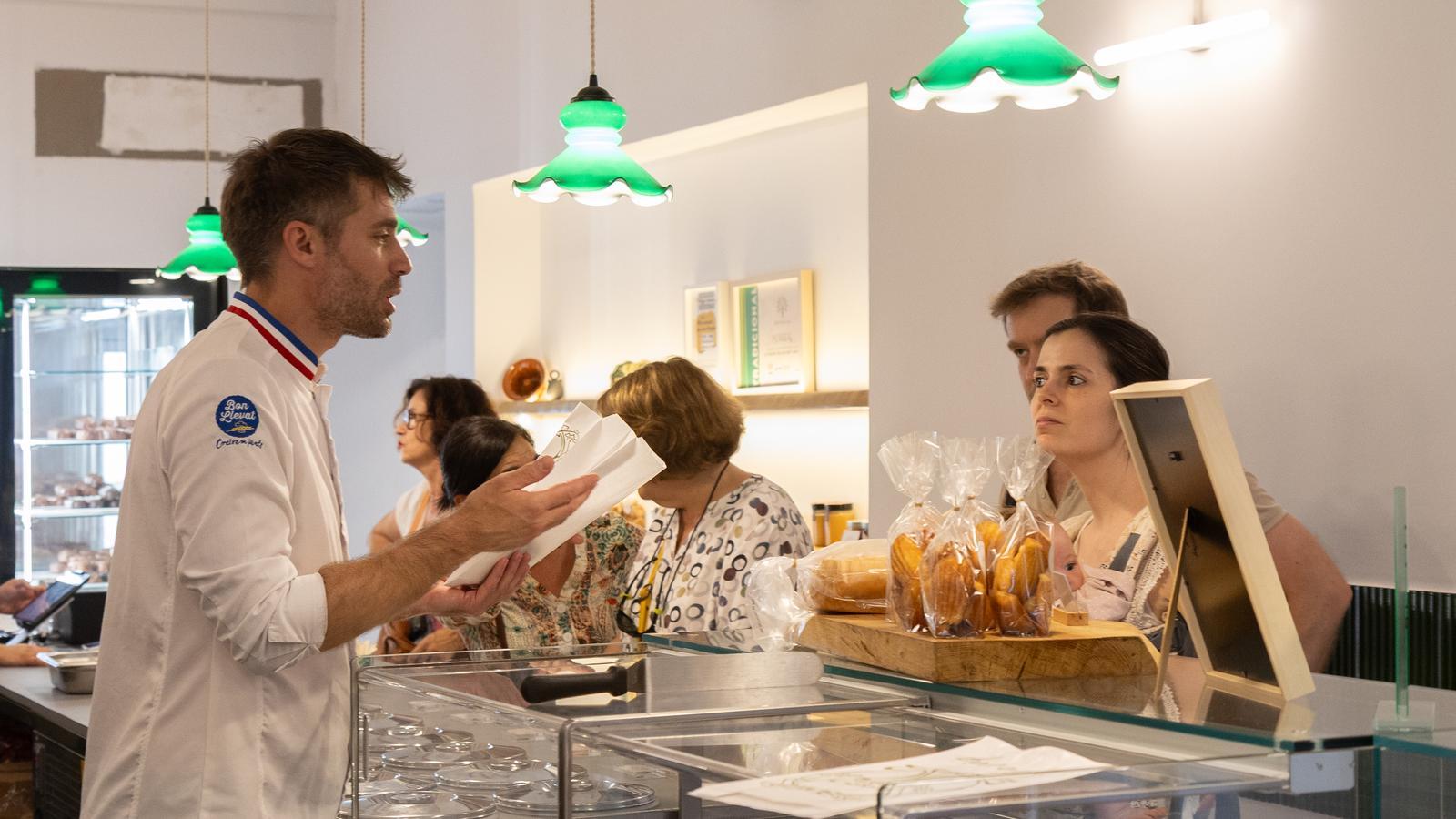 El pastelero, detrás del mostrador donde atiende a los clientes que le encargan cocas de San Juan