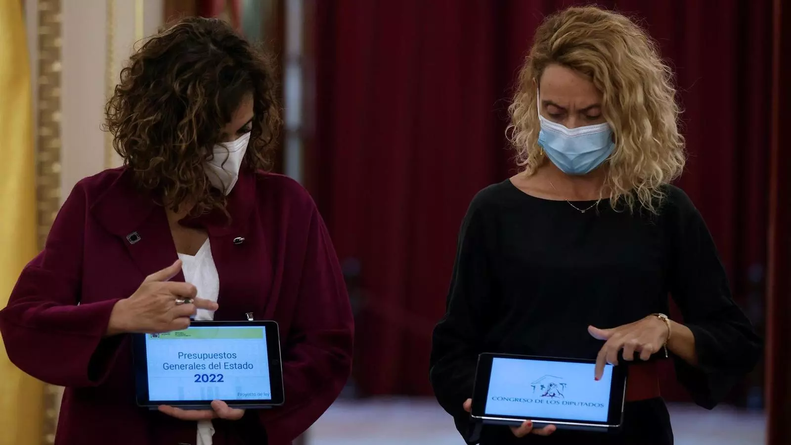 La ministra d'Hisenda i Funció Pública, María Jesús Montero, entrega els pressupostos de l'Estat per al 2022 a la presidenta del Congrés dels Diputats, Meritxell Batet, aquest dimecres al migdia.
