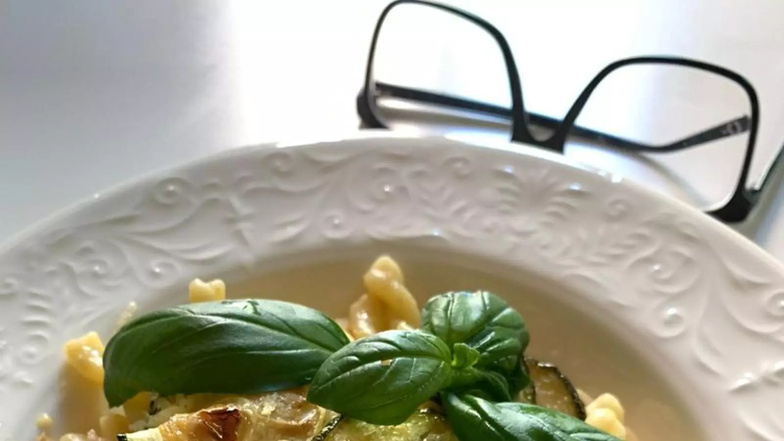 Pasta amb carbassons, tonyina i llimona