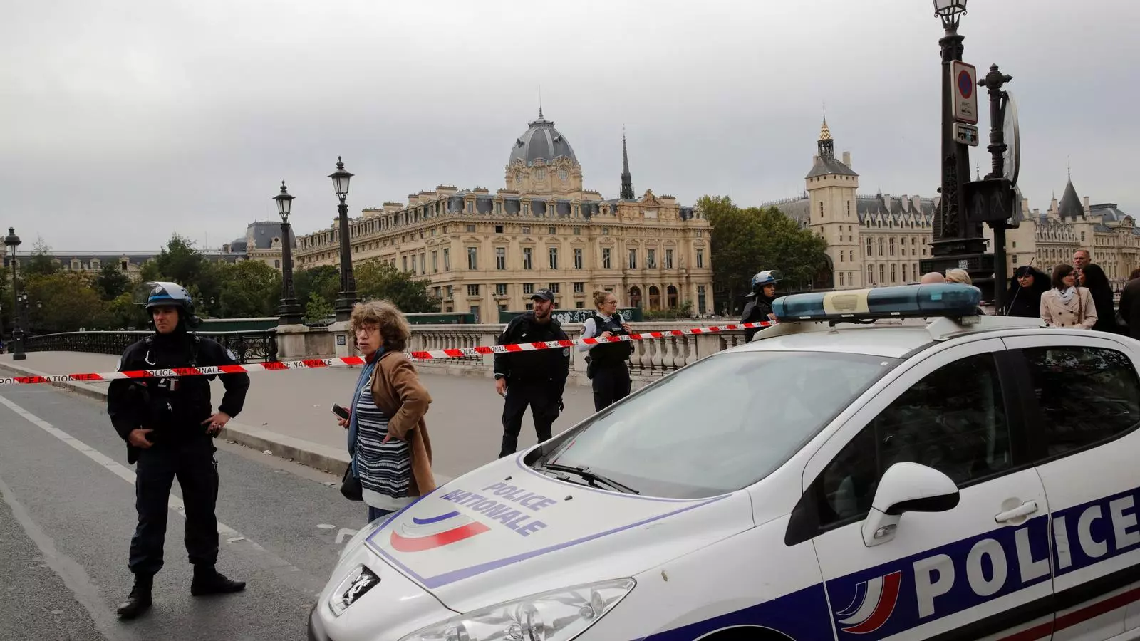 La policia ha acordonat la zona al voltant de la central de comissaria atacada.
