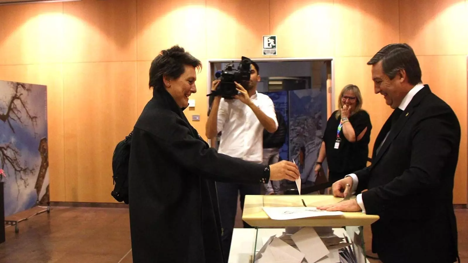 La candidata de Terceravia+Independents, Emi Matarrodona, la primera en votar. / M. F.
