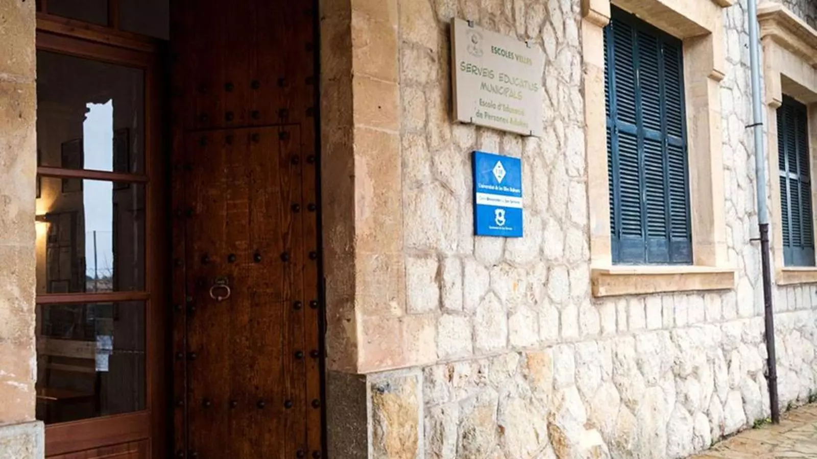 Imatge de les Escoles Velles, un dels tres edificis públics del municipi que es dotaran de plaques fotovoltaiques d'autoconsum.
