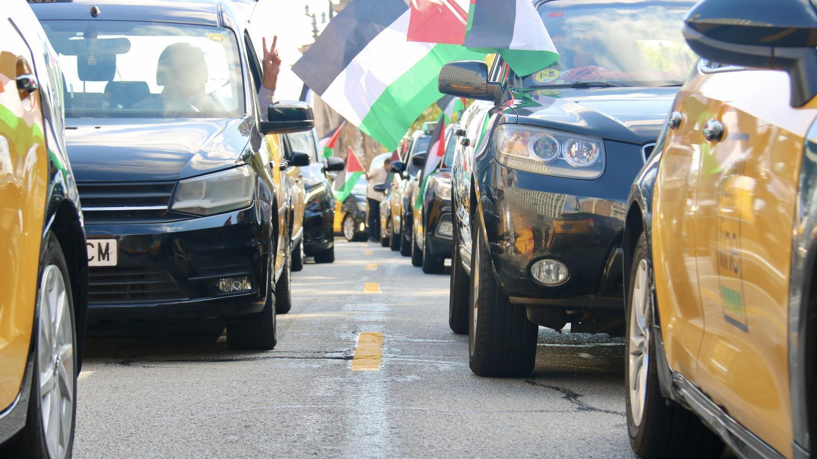 Taxis con banderas palestinas este domingo en Barcelona