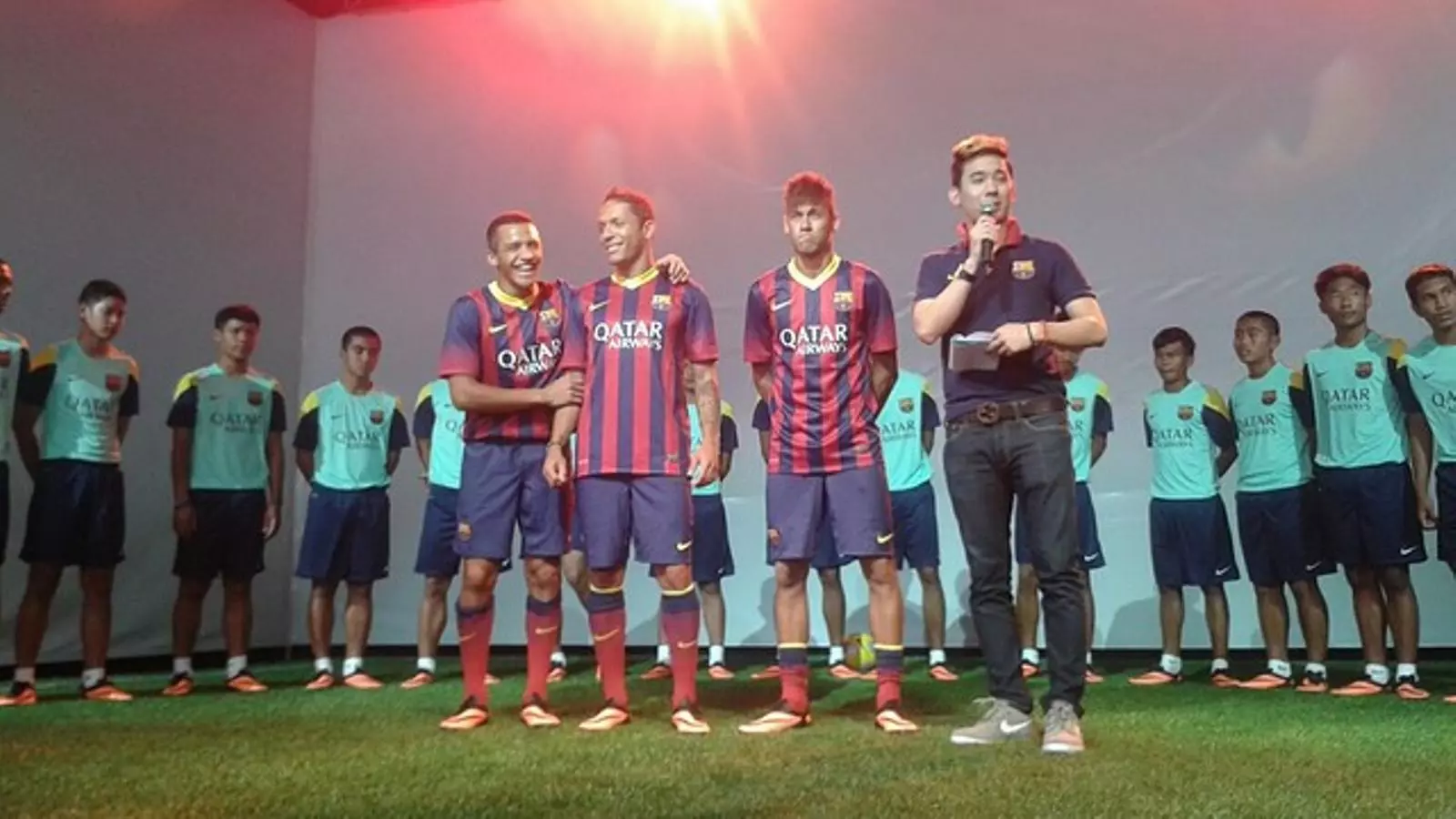 Neymar, amb Adriano i Alexis a Bangkok