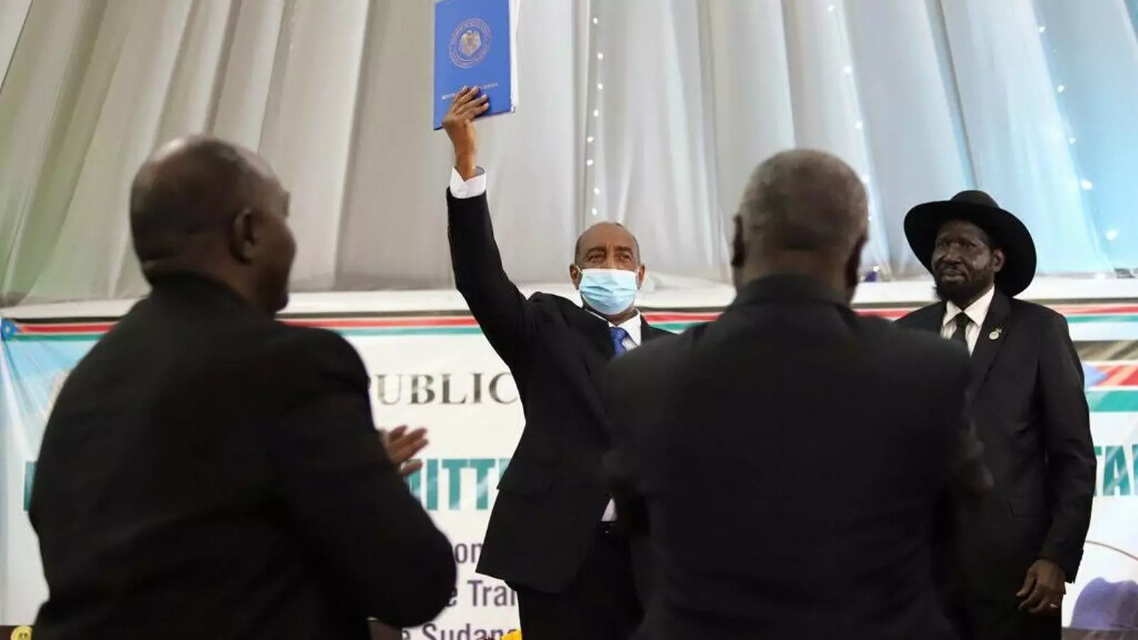 Abdel Fattah al-Burhan, cap del Consell Sobirà del Sudan, alçant l'acord de pau amb els rebels, a Juba
