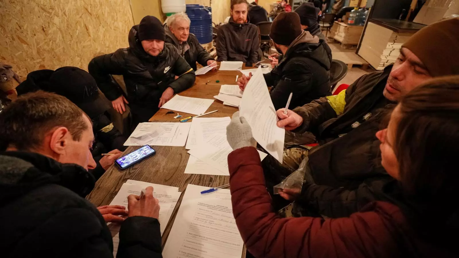 Un grupo de voluntarios firmando contratos con las Fuerzas de Defensa Territorial de Ucrania, en Kiev, hoy por la mañana
