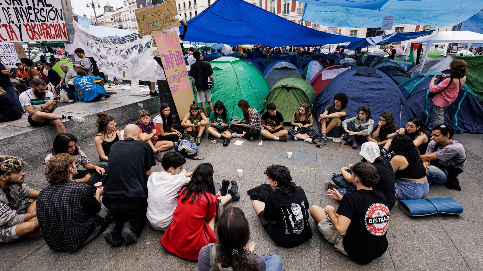Miles de manifestantes continúan acampados en la Plaza del Sol de Madrid.