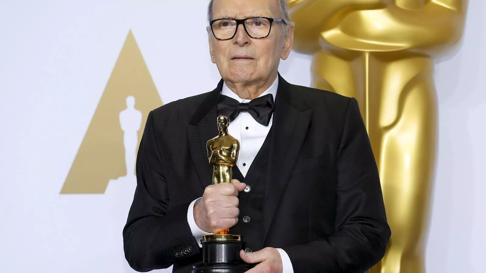 Ennio Morricone amb l'Oscar que va guanyar per la banda sonora d''Els odiosos vuit'
