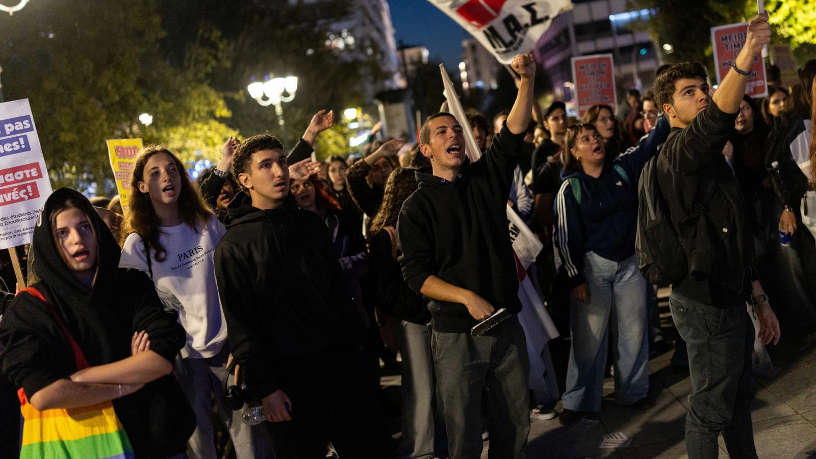 Students protest against the increase in housing prices, the increase in the cost of living and the lack of funding in education, in a protest in Athens this Tuesday.