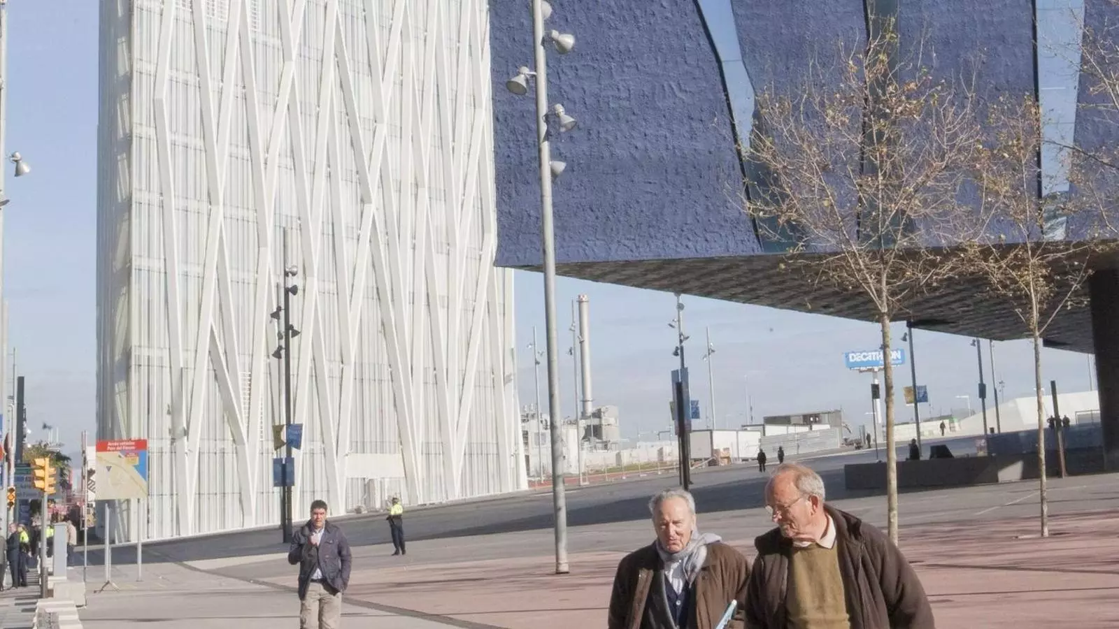 La Torre Telefónica, al costat del Fòrum, acull la seu corporativa de Telefónica.