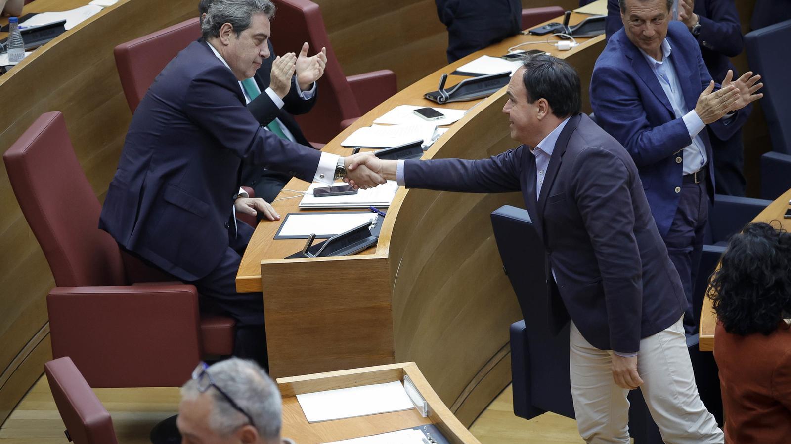 The spokesperson for Vox, José María Llanos, and the head of the Council, Juanfran Pérez Llorca, congratulate themselves on the approval of the accounts.