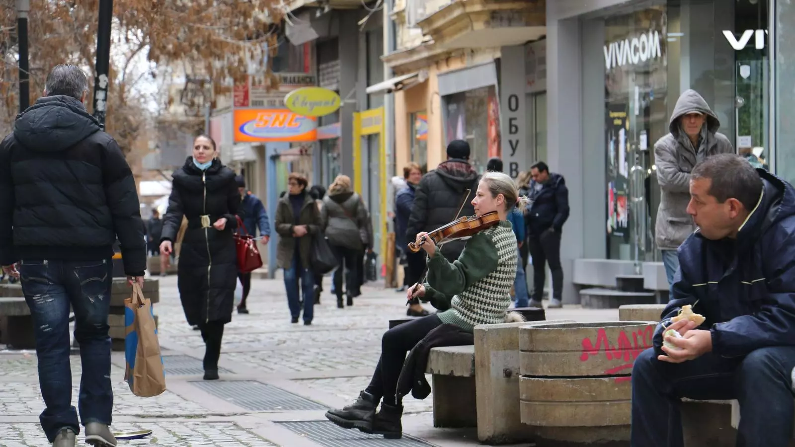 Una dona toca el violí en un carrer cèntric de Sofia, a Bulgària, un dels països de la Unió Europea més deprimits econòmicament.