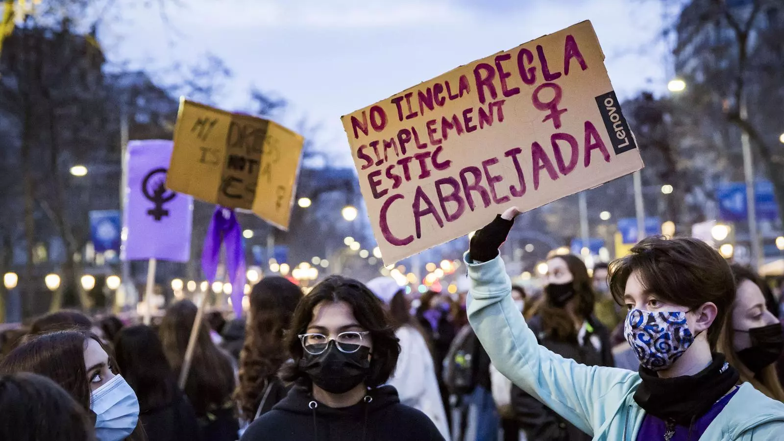 Cartells a la manifestació feminista del 8-M del 2022 al Passeig de Gràcia de Barcelona.