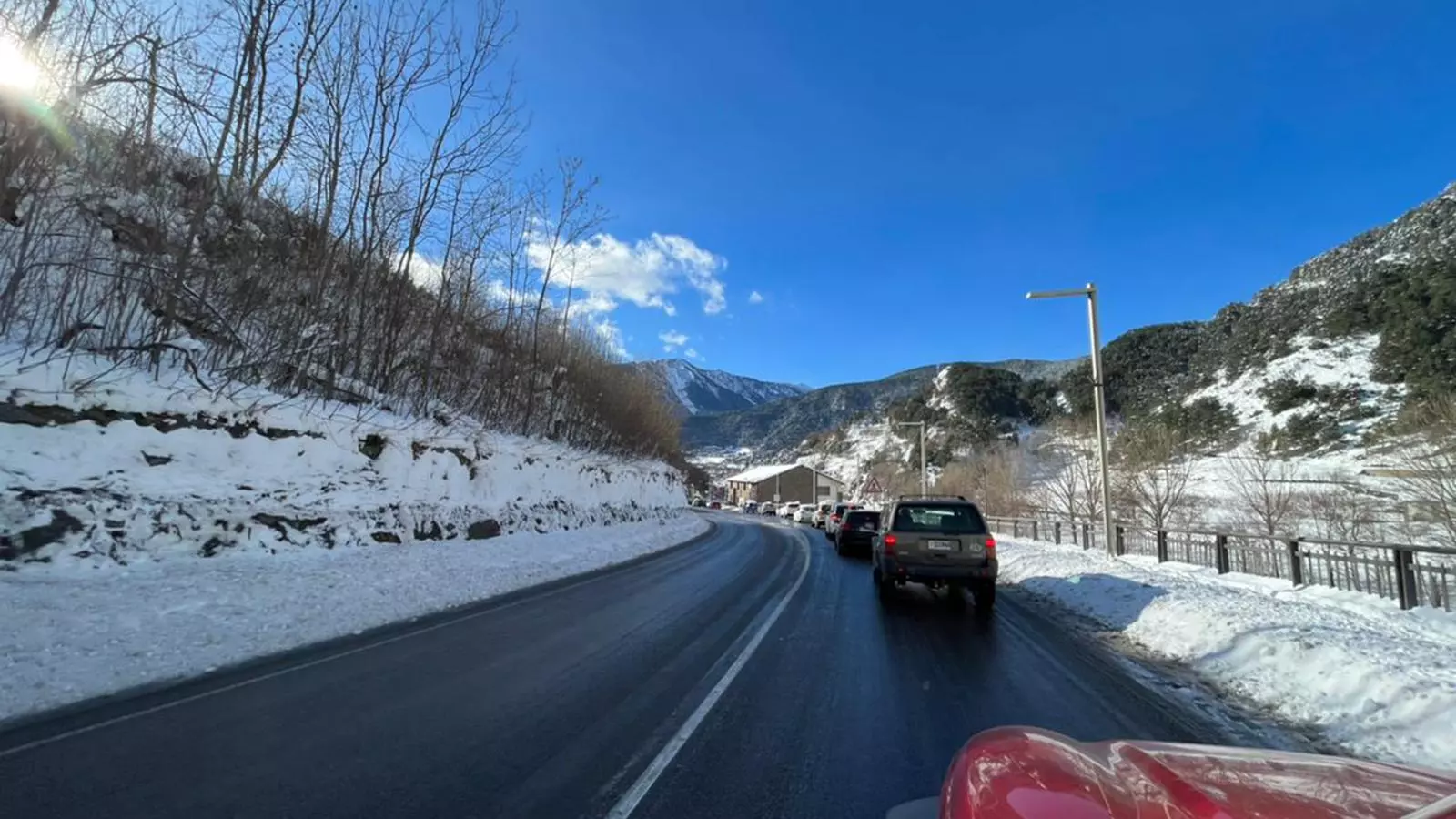 Retencions a la sortida d'Ordino en direcció a la Massana.