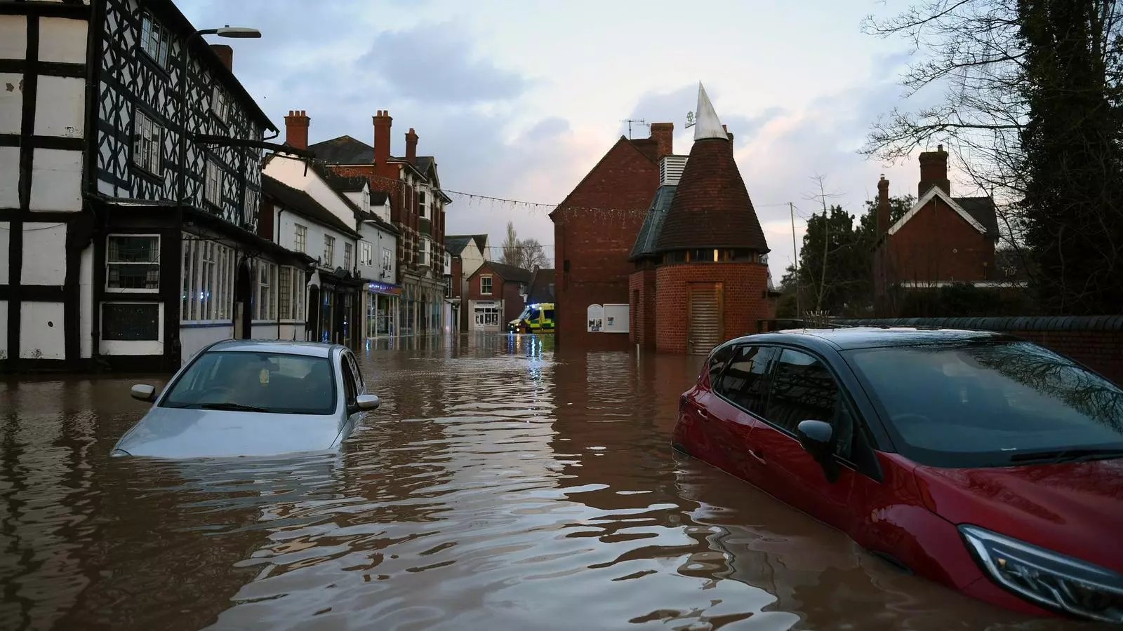 El poble de Tenbury Wells, a Gal·les, inundat després del desbordament del riu Teme