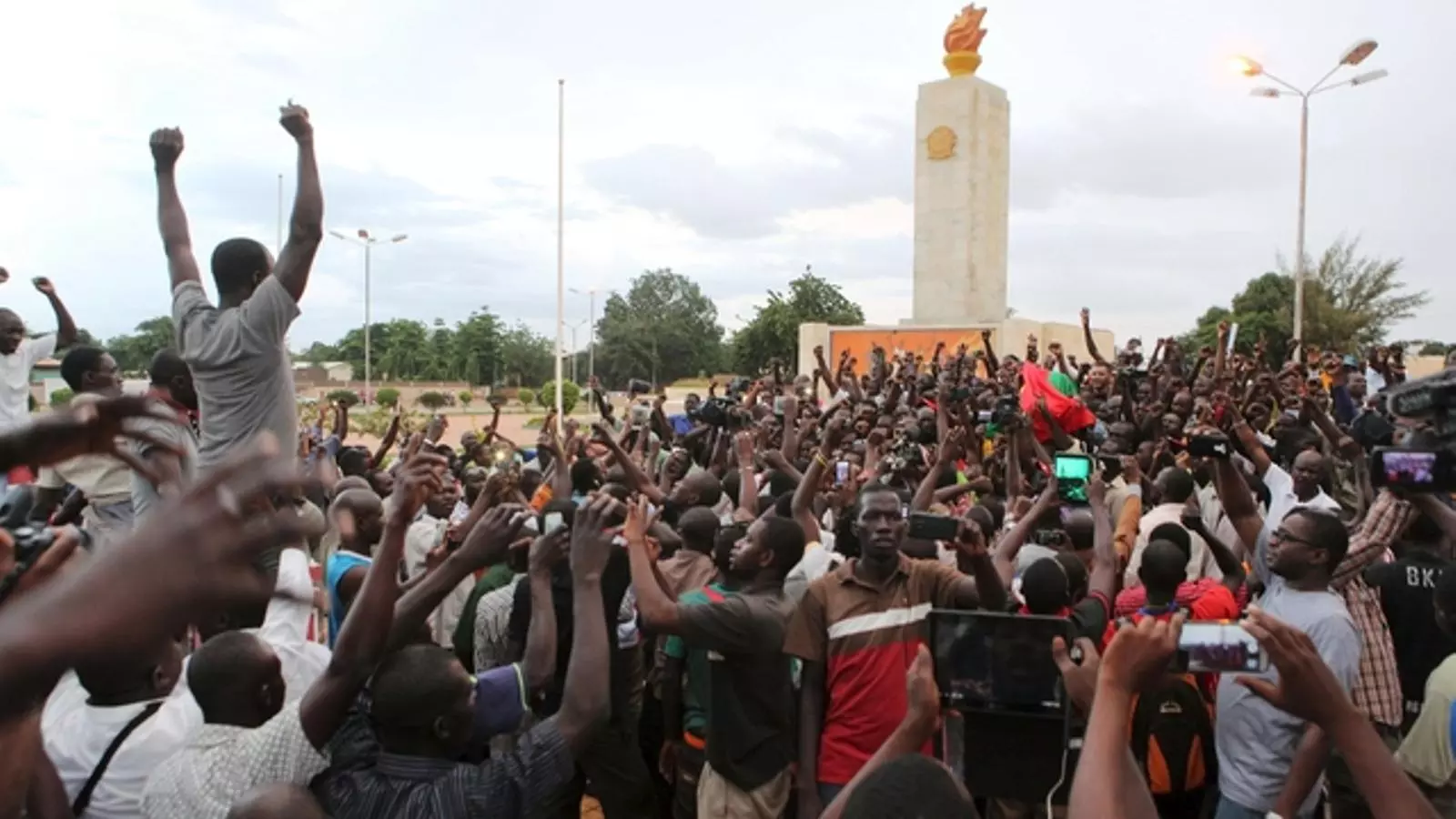 Manifestació ciutadana contra el cop d'estat, al centre de la capital del país, Ouagadougou. JOE PENNEY / REUTERS