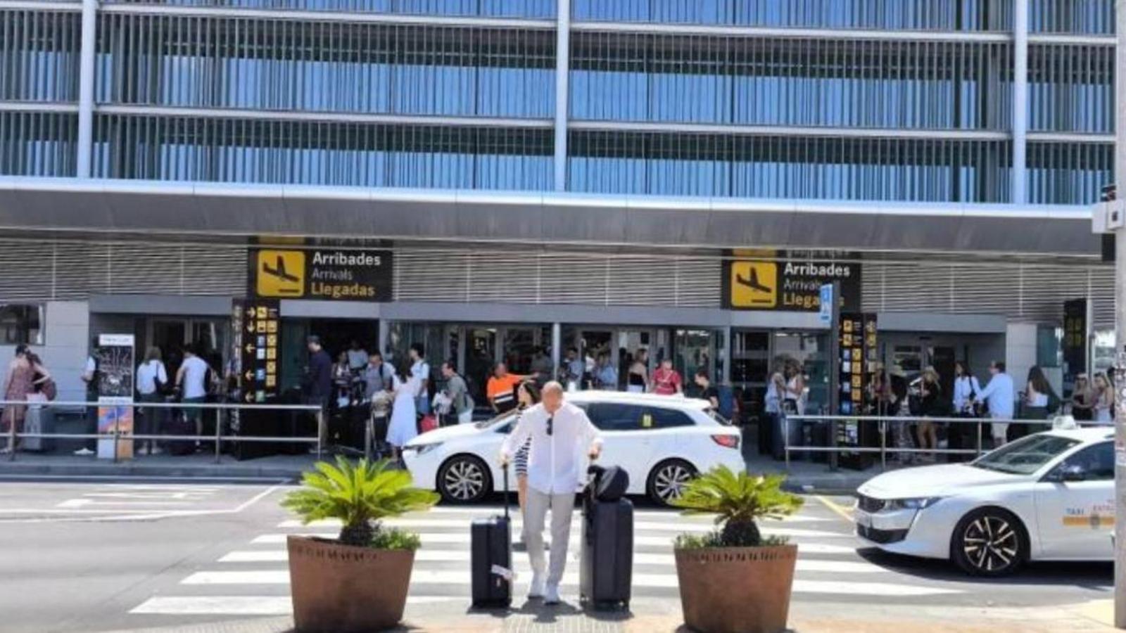Entrada de l'aeroport d'Eivissa.