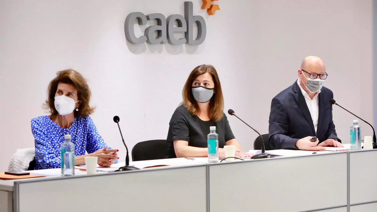 La presidenta de CAEB, Carmen Planas; la presidenta del Govern, Francina Armengol; i el director tècnic de la Fundació Impulsa, Antoni Riera.