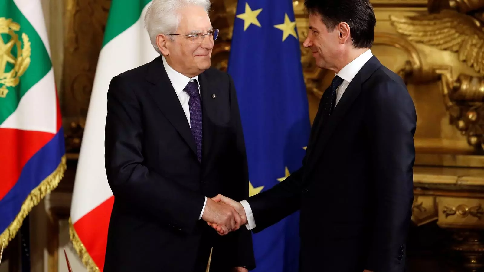 Giuseppe Conte (a l'esquerra), amb Sergio Mattarella després de jurar el càrrec.