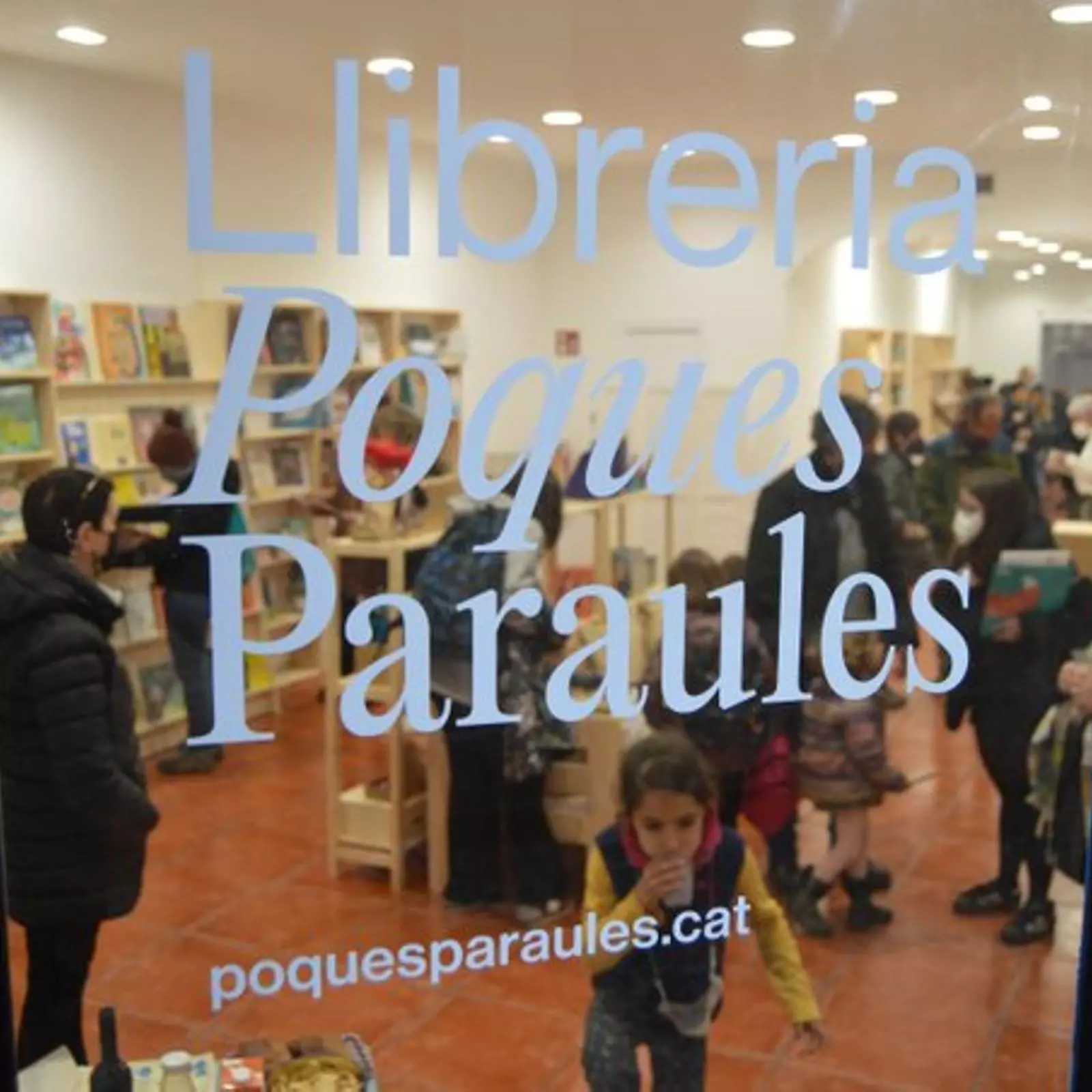 L'entrada de la nova llibreria de Manresa, la Poques paraules